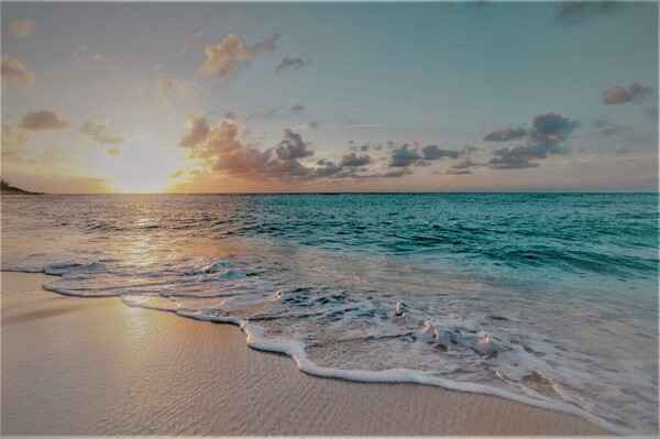 Praia tranquila com areia clara e mar azul